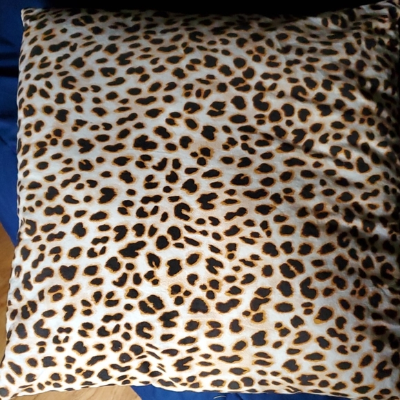 Used no flaws cheetah PINK throw pillow - Picture 2 of 2